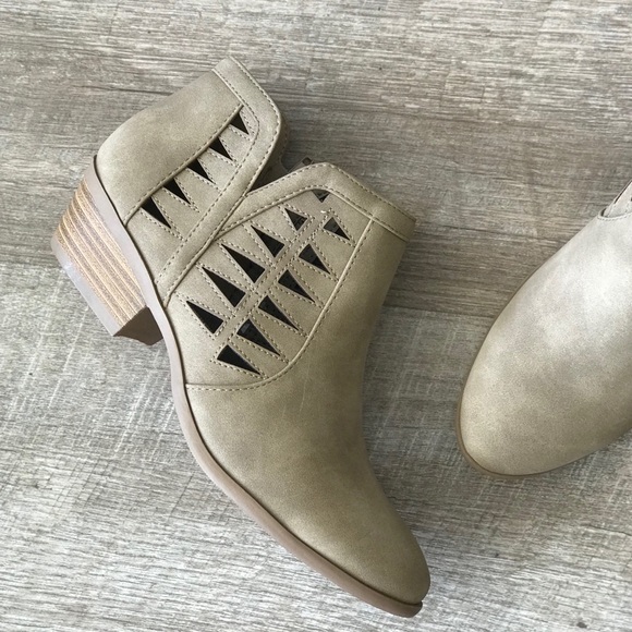 Soda Neutral Basic Comfortable Low Heel Bootie - Picture 4 of 9